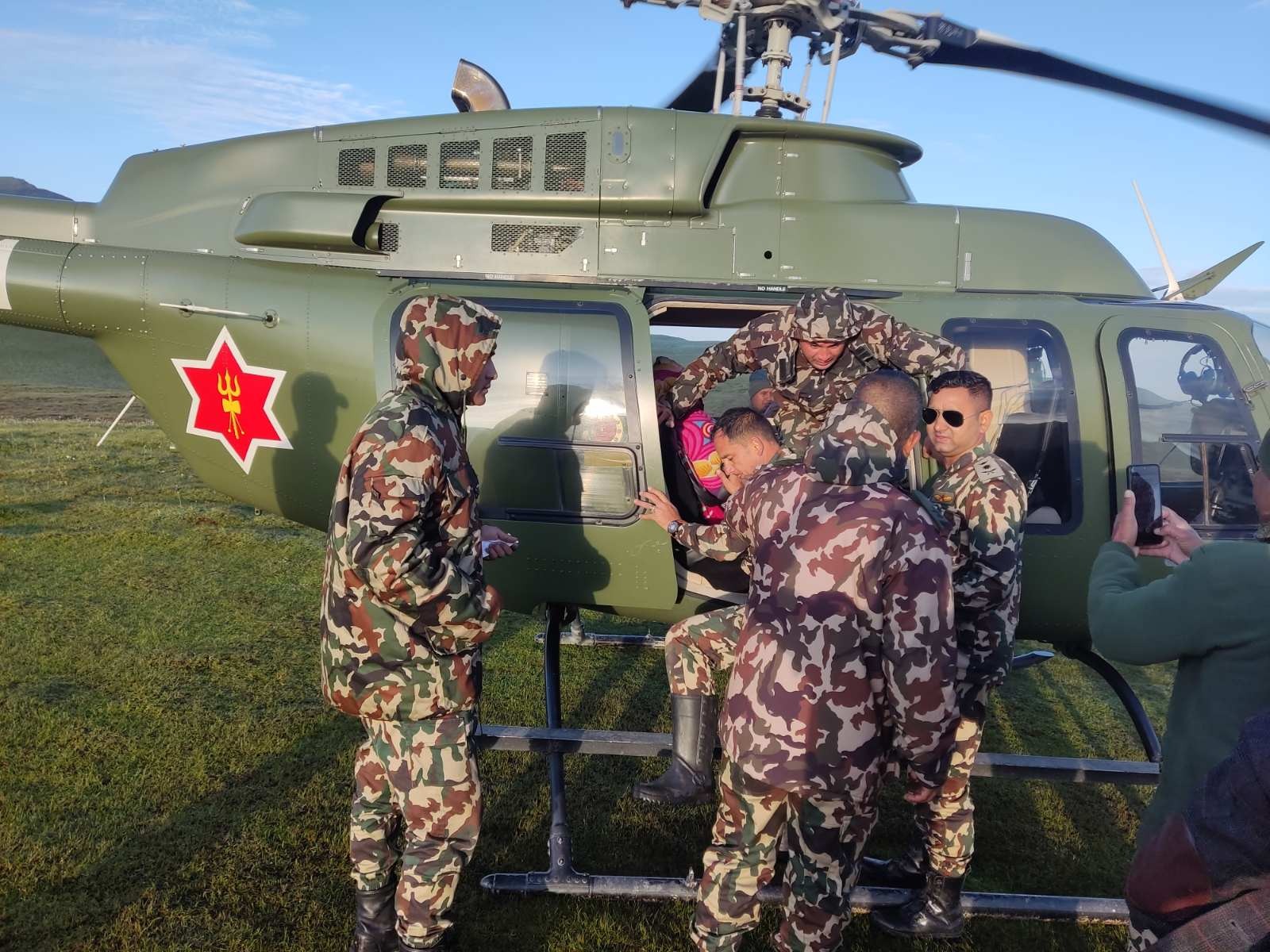 बडिमालिका दर्शनमा गएकि बझाङकि एक वृद्धाको नेपाली सेनाको हेलिकोप्टर मार्फत उद्धार