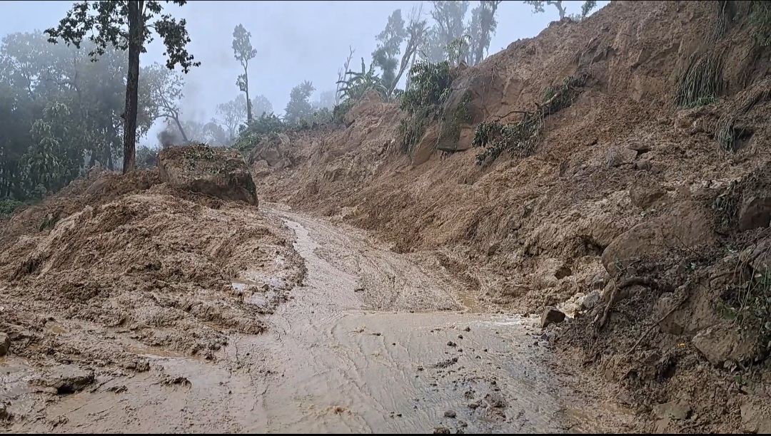 सुदूरपश्चिमका पहाडी जिल्ला जोड्ने भिमदत्त राजमार्ग अवरुद्ध