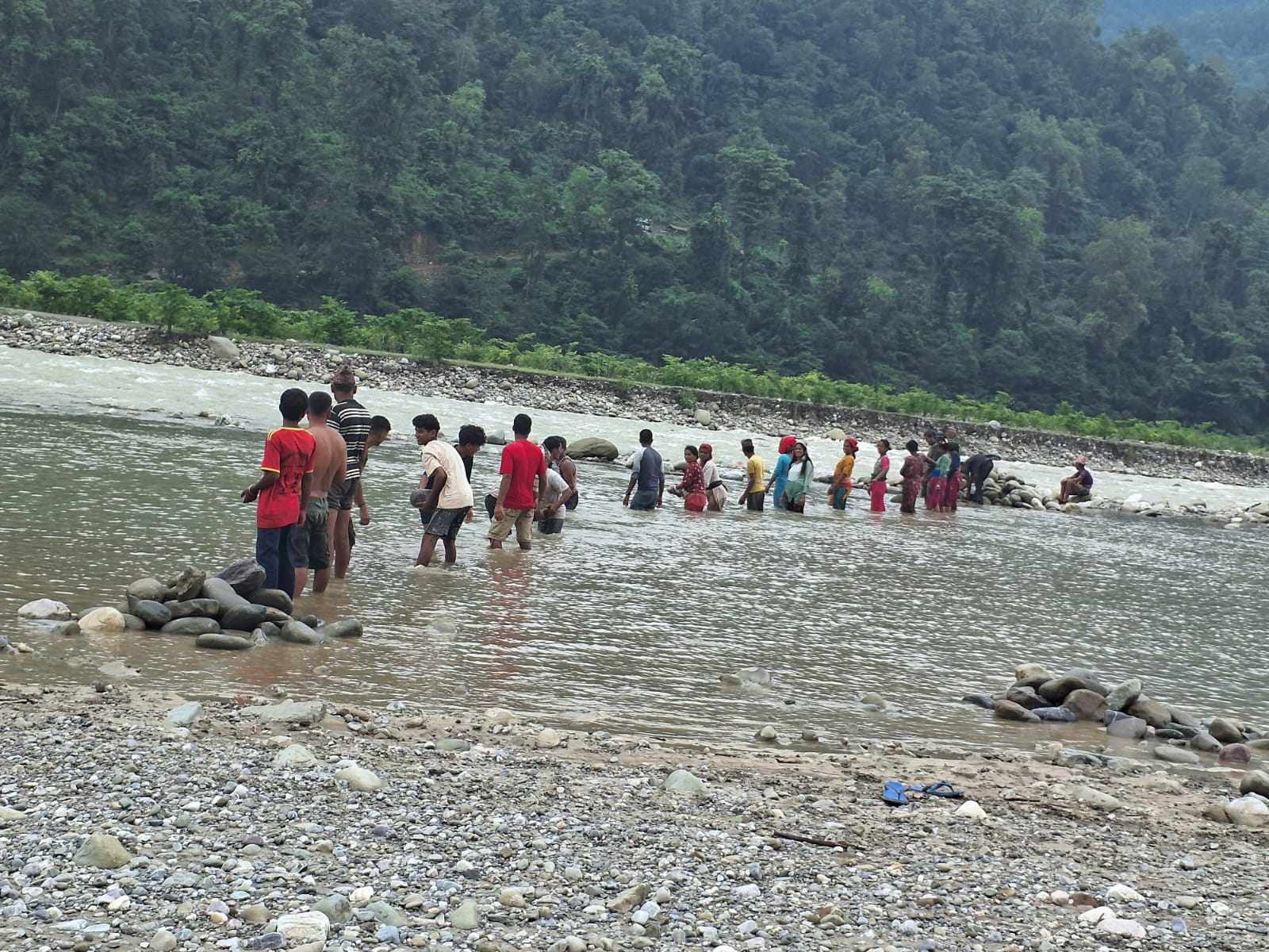 खोलाले गाउँनै कटान गर्न थालेपछि कैलाली मोहन्यालका जनप्रतिनिधि र जनता श्रमदानमा जुटे