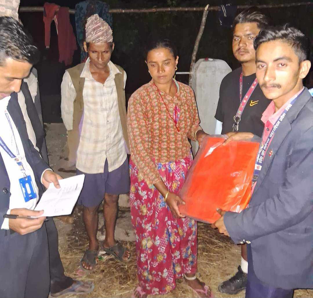 रास्वपा नेपाल सम्पर्क विभाग मलेसियाद्धारा बझाङका ‘भुकम्प’ पीडितलाई राहत वितरण