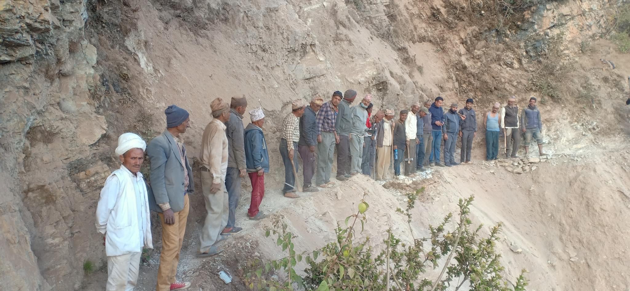 एमाले दुर्गाथलि गाँउकमिटि को अगुवाईमा पहिरो ले अबरुद्द बाटो बनाईयो! !