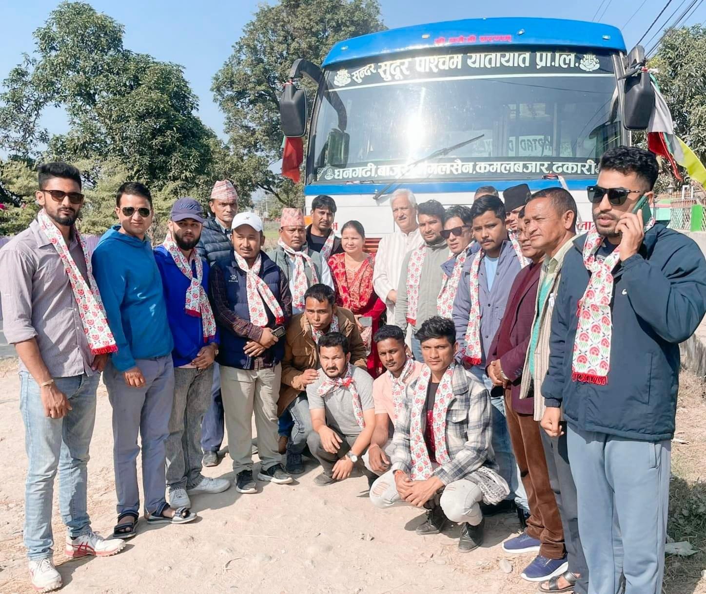 एमाले सुप बाट भुकम्प प्रभावित जिल्लाको सहयोगार्थ प्रस्थान गर्‍यो युवा-विद्यार्थी टिम