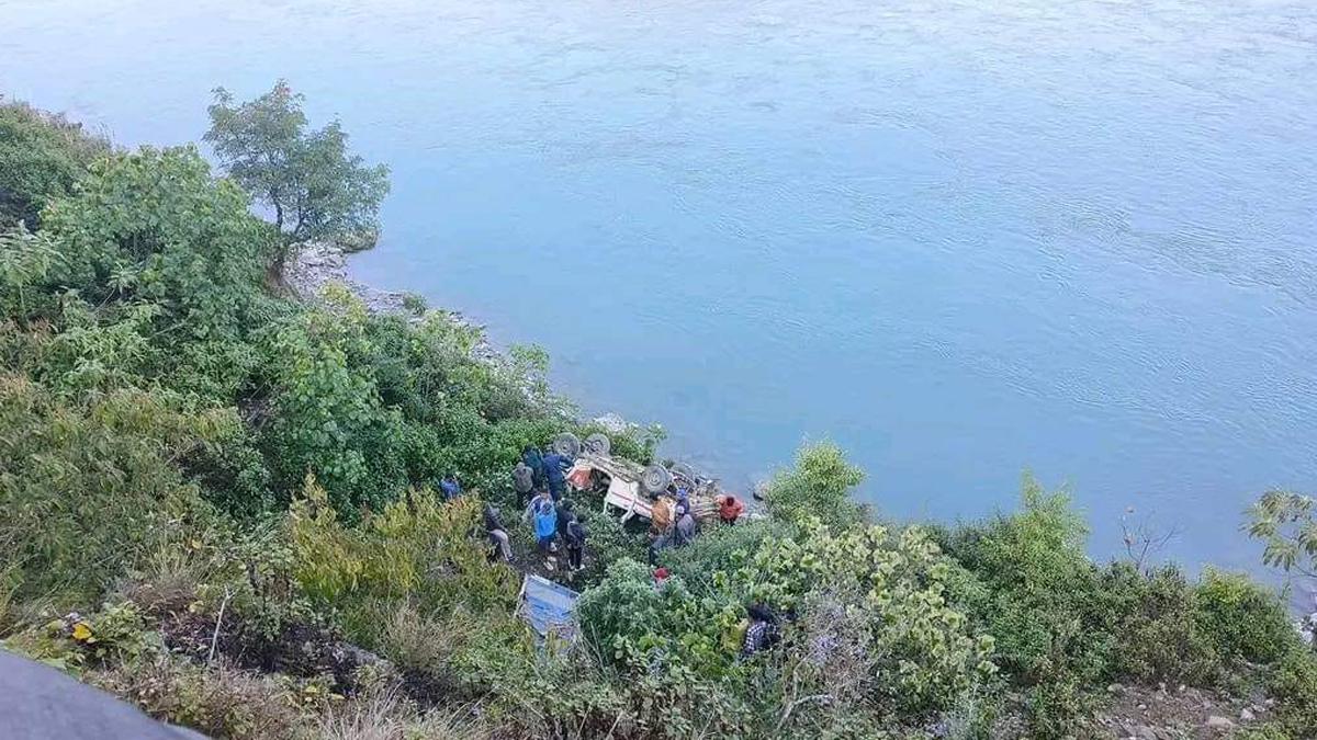 खलंगा जाँदै गरेको गाडी भेरी किनारमा खस्यो !