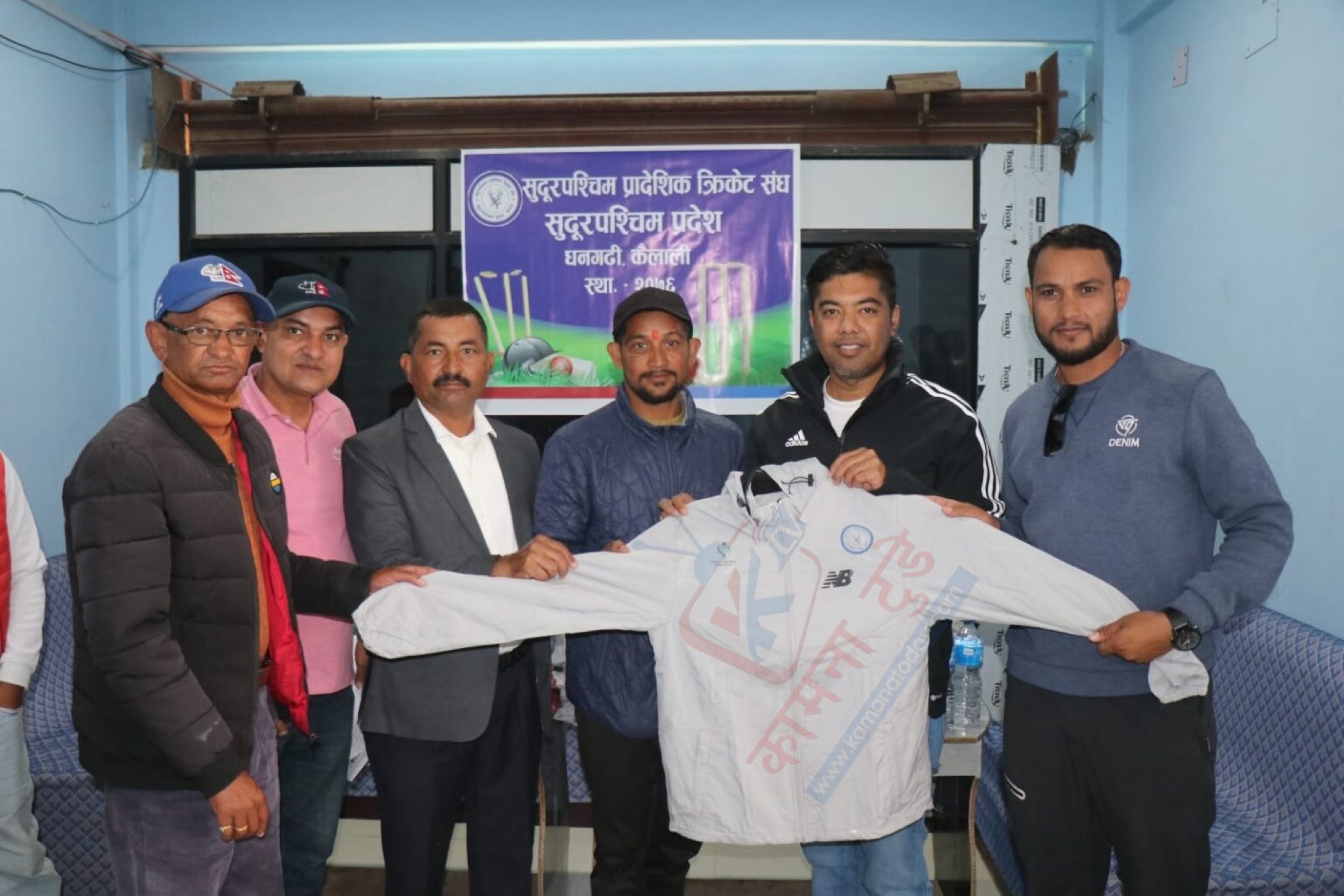 केपी वली टि-२० क्रिकेट खेलमा सु.प. का क्रिकेट खेलाडीलाई मायामेट्रोद्बारा जाकेट हस्तान्तरण