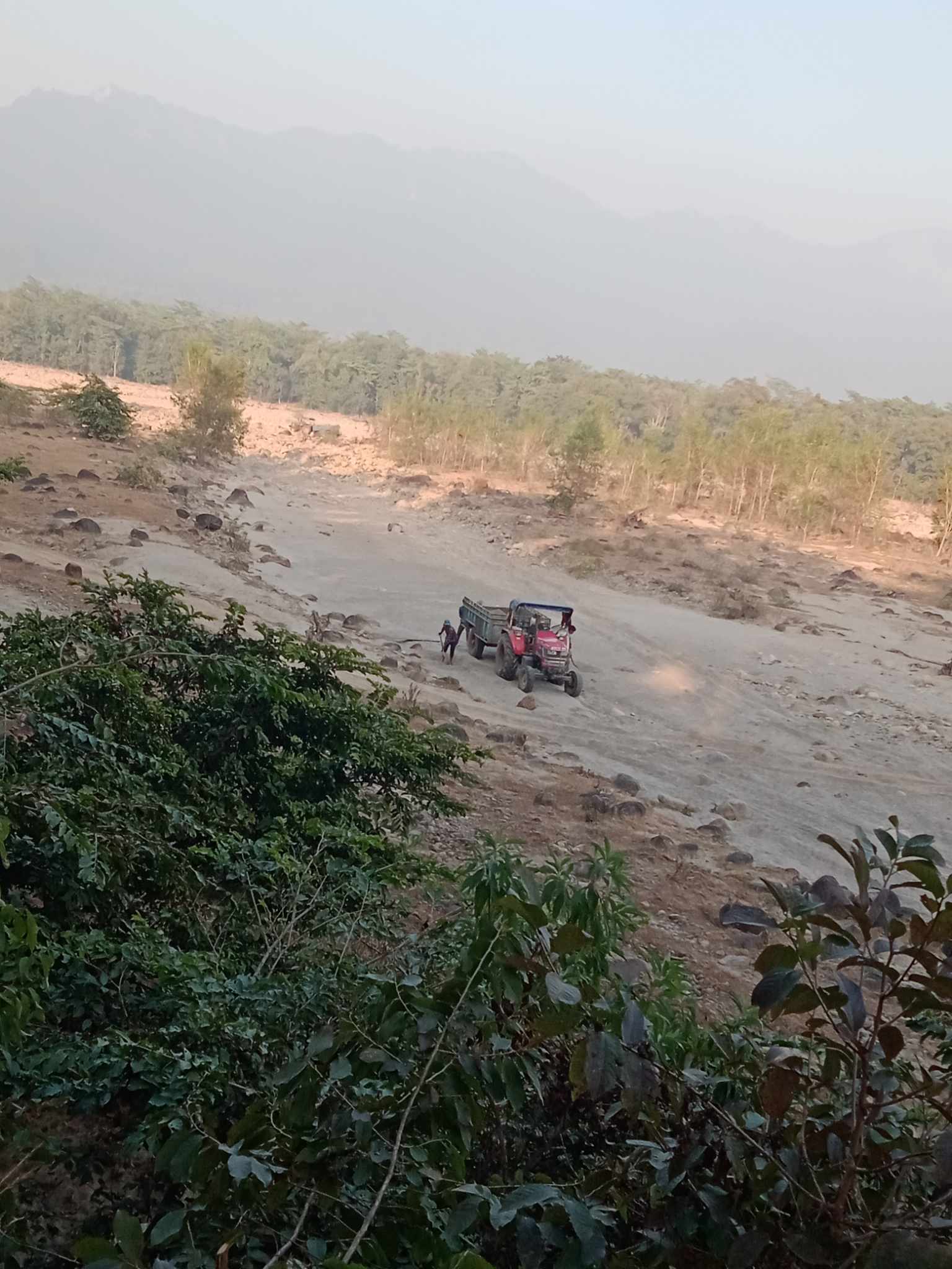 ठेकेदार कम्पनी र बनको सेटीगंमा गौरीगंगामा अबैध ढुुगां बालुवा निकासी