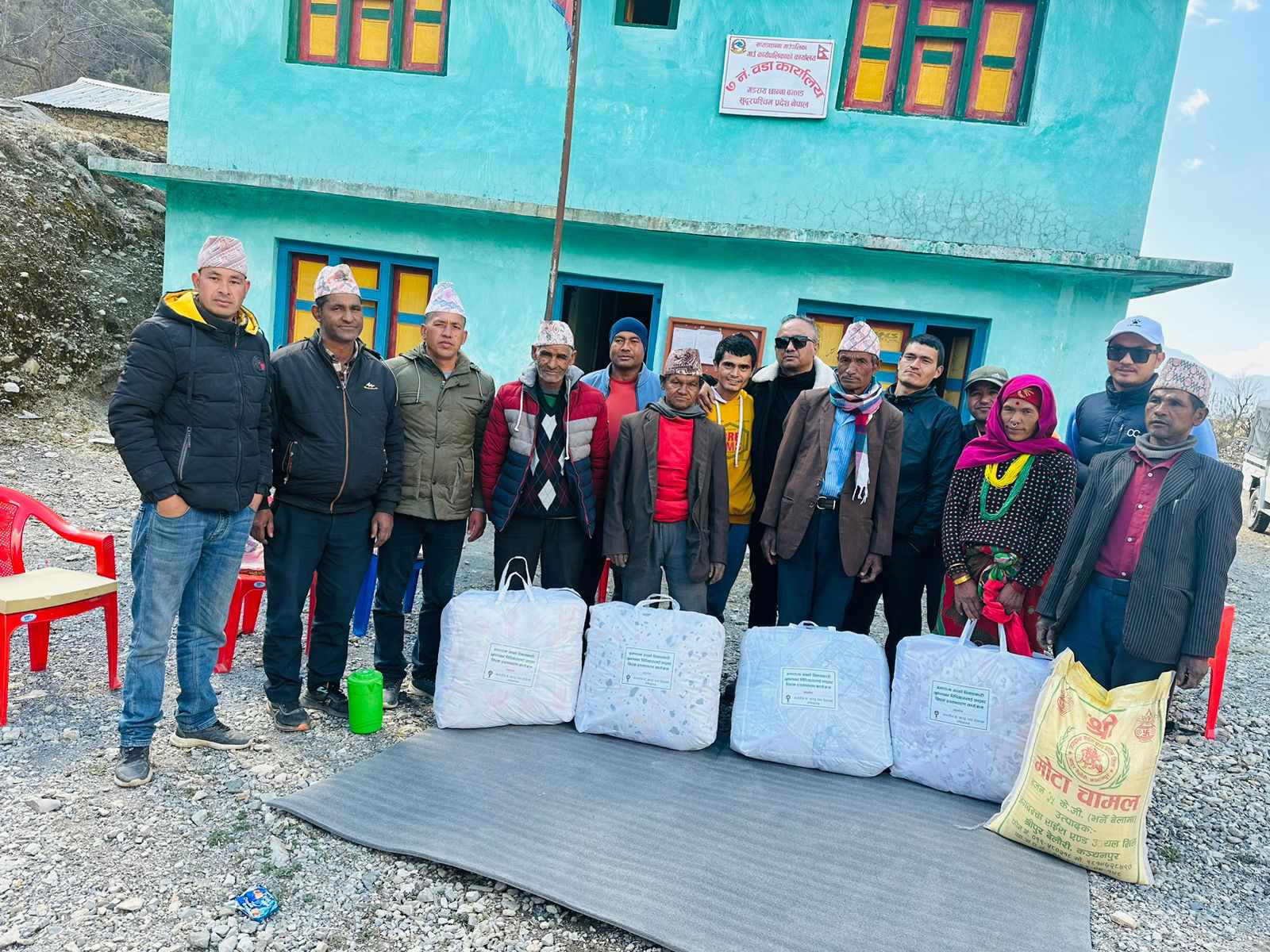 बझाङका भुकम्प प्रभावितलाई निशुल्क टहरा बनाएको टोलीले न्यानो कम्बल वितरण गर्यो