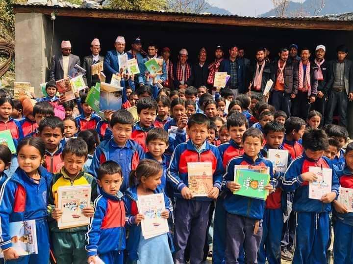 बझाङको दुर्गम गाउँपालिका साईपालमा शैक्षिक सामाग्री वितरण