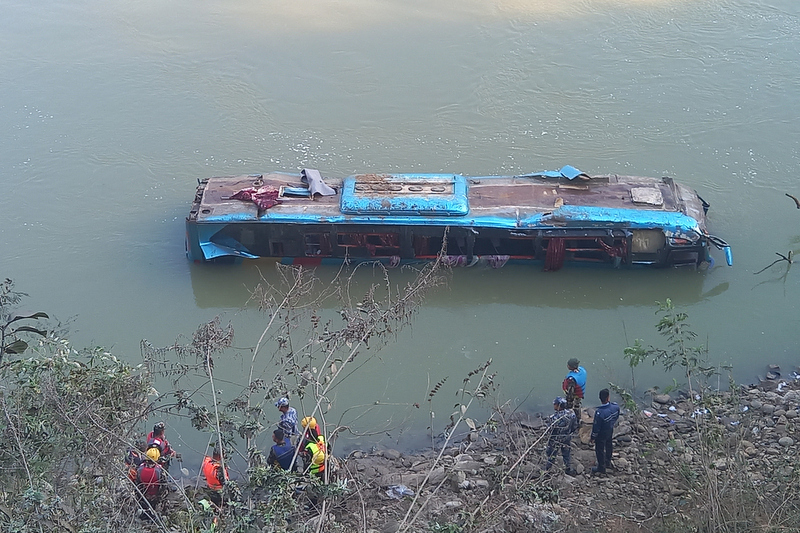 त्रिशुलीमा बस खस्दा ज्यान गुमाउनेको सङ्ख्या ७ पुग्यो
