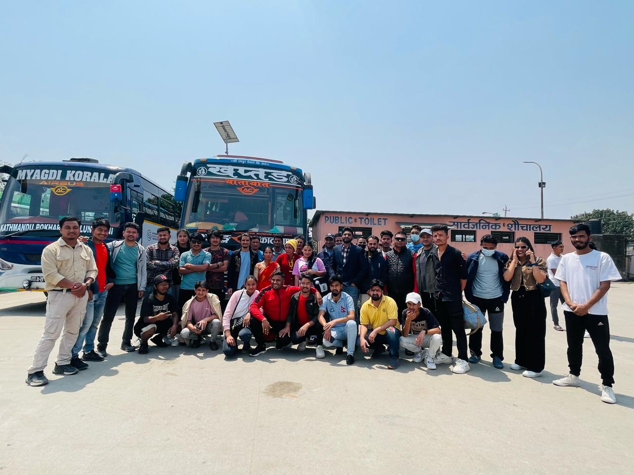 बझाङ काठमाडौ सम्पर्क मञ्चद्वारा एमालेले मतदाता काठमाडौबाट बझाङ ल्याउँदै