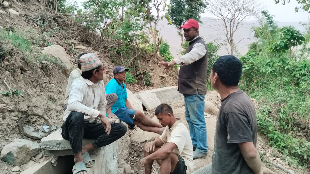 चौकुने गाउँपालिका अध्यक्ष द्वारा निर्माणाधीन सडक,कुलो तथा भवनहरुको अनुगमन