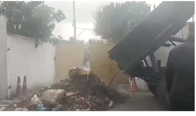 सडक विभाग र सडक डिभिजन कार्यालयको गेटमा महानगरले फाल्यो एक ट्रक धुलो