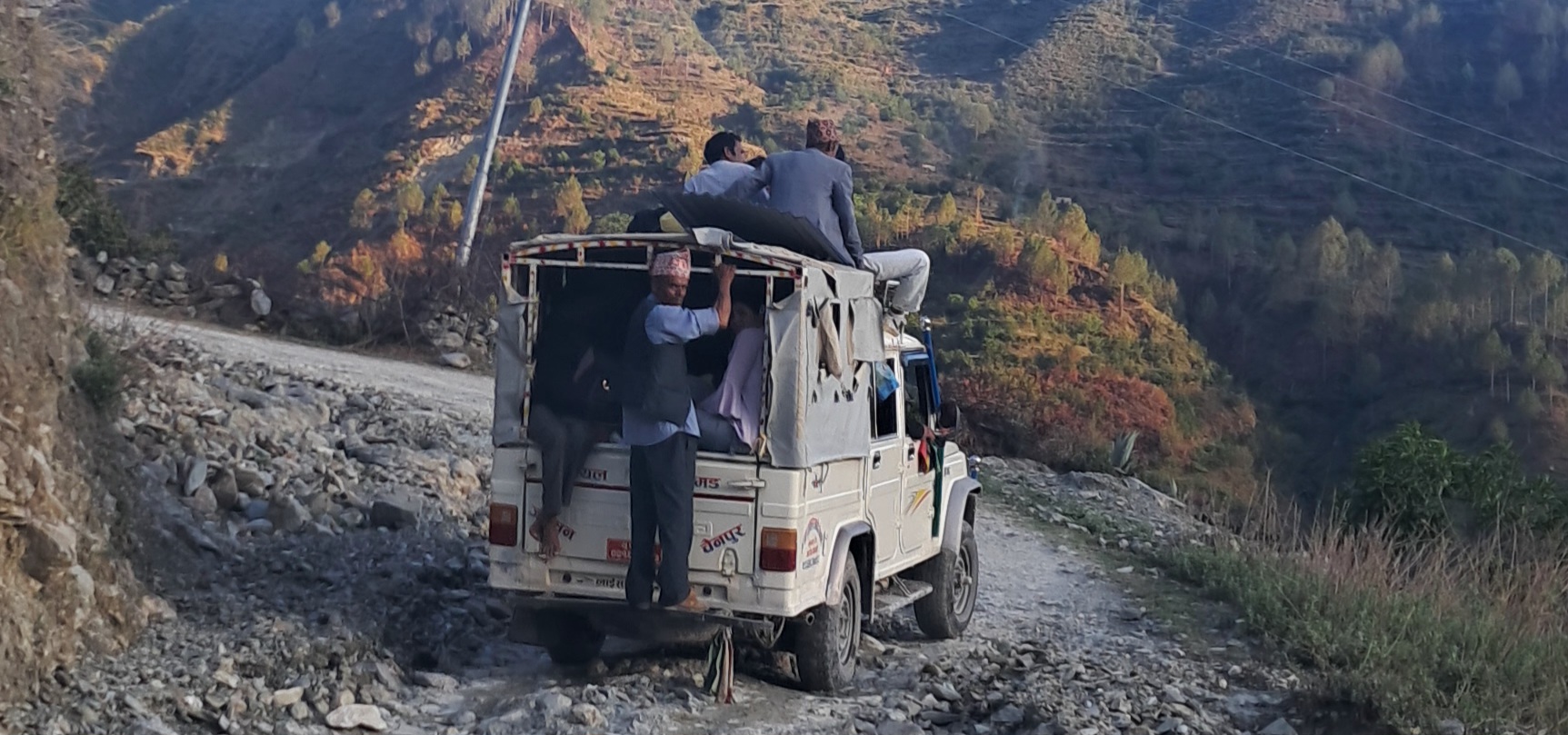 बझाङमा प्रहरीलाई छलेर क्षमता भन्दा बढि यात्रु ओसार्दै जीप व्यवसायी