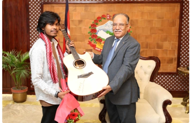 नेपाल आइडल विजेता करण परियारलाई बुधबार बिहान प्रधानमन्त्री निवास बालुवाटार बोलाएर प्रधानमन्त्री पुष्पकमल दाहाल प्रचण्डले बधाई दिएका छन् ।