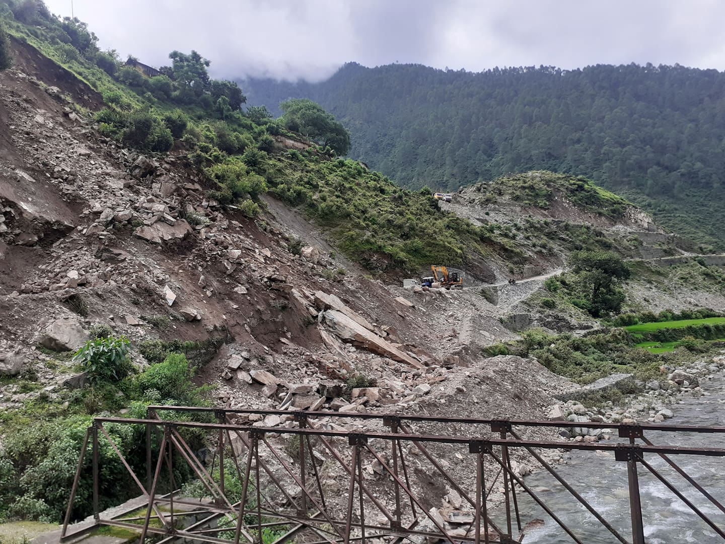 पानी परेसँगै अवरुद्ध हुन थाले बझाङका ग्रामीण सडक