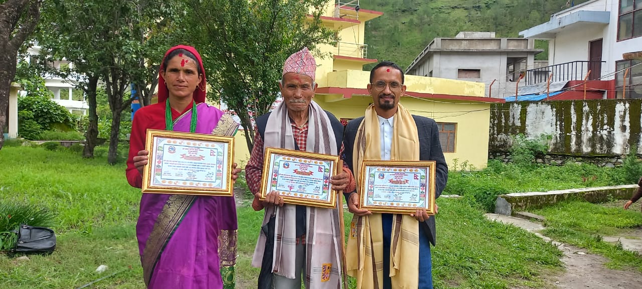 बझाङमा ७७ बर्षिया कृषक सहित १० जना कृषकहरु सम्मानित