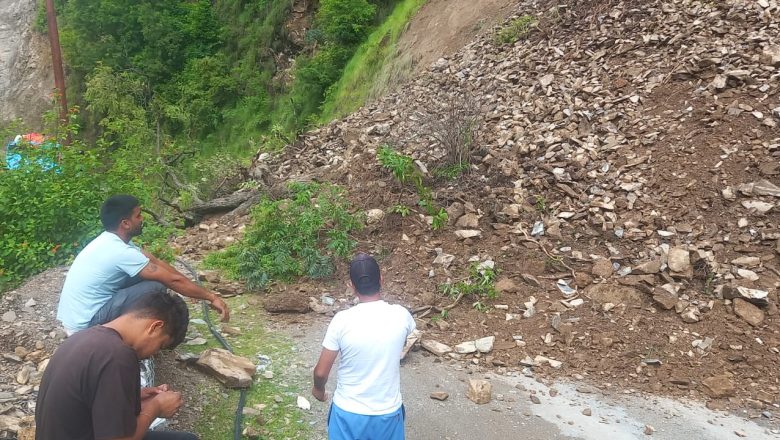 जयपृथ्वी राजमार्ग अवरुद्ध हुँदा आवतजावतमा समस्या