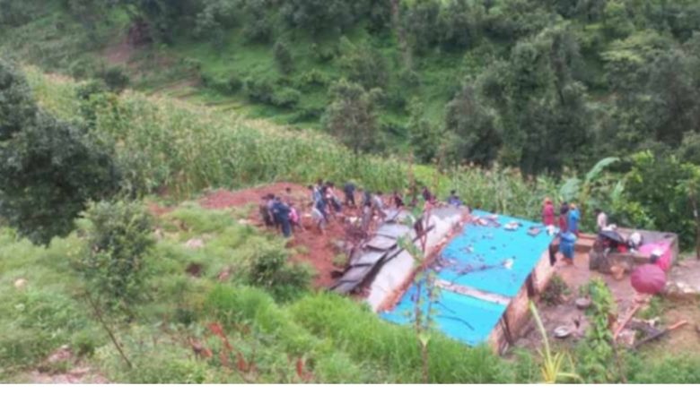 बझाङमा पहिरोले घर च्यापिँदा ४ जना घरभित्रै च्यापिए