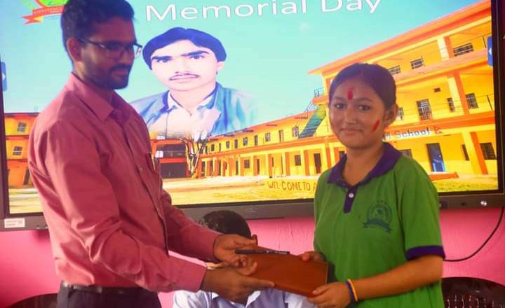 संस्थापक स्मृति दिवसमा कलम बम मेमोरियल बोर्डिङ स्कुलले क्यान्सर पीडित  पूर्णिमा देवी बम लाई रु तीस हजार सहयोग