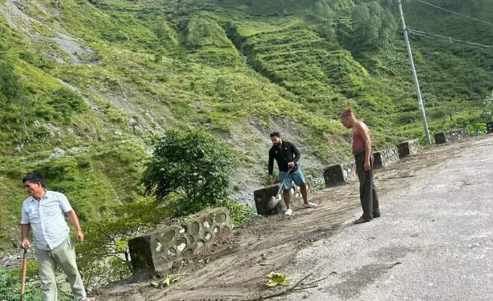 स्थानीयहरु मिलेर आफैले गरे सदरमुकाम सरसफाइ