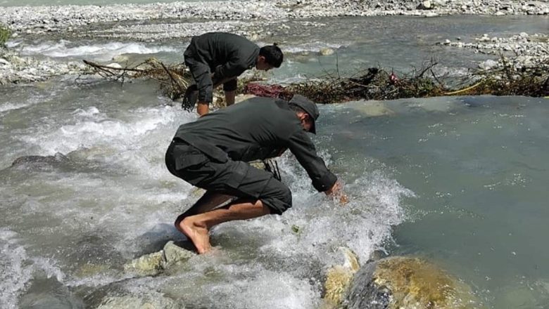 बझाङको जयपृथ्वी नगरपालिकाले हटायो, माछा मार्न थापिएका तिप