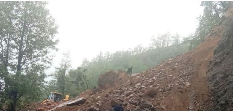 सुदूरपश्चिमका पहाडका जिल्ला जोड्ने सडक अवरुद्ध