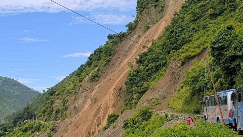 बझाङमा पहिरोले जयपृथ्वी राजमार्ग अवरुद्ध भएको तीन दिन हुँदा पनि खुलेन