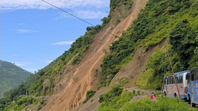 बझाङमा पहिरोले अवरुद्ध जयपृथ्वी राजमार्ग खुल्यो