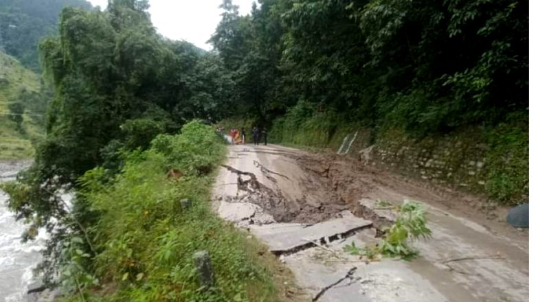 पुष्पलाल मार्ग अन्तर्गत ज्यामिरेमा सडक भासियो