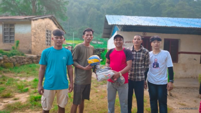 “शिक्षक छत्र बहादुर कठायत” द्रारा खैराला युवा क्लबलाई खेलकुद सामग्री सहयोग “