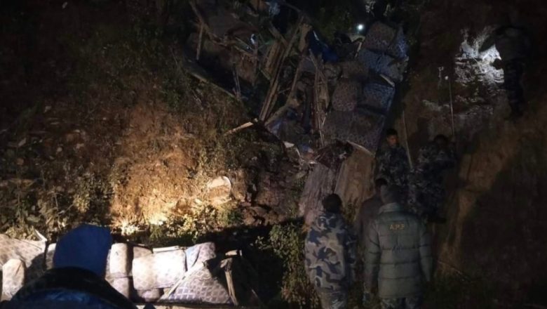 बस दुर्घटना : एकै परिवारका चारजनाको मृत्युु