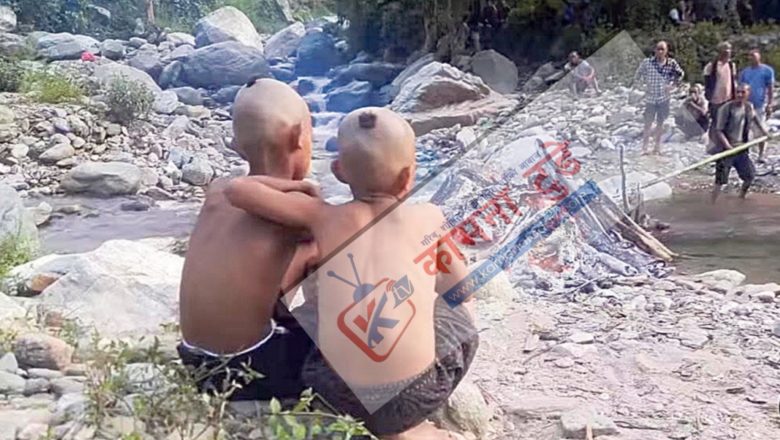 चितामा आमा जलिरहिन्, उनीहरू टोलाइरहे