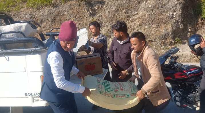 शारीरिक रुपमा अशक्त लक्ष्मणलाई खाद्यान्न र ट्वाईलेटकाे सामाग्री सहयाेग