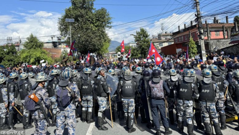 रास्वपाका कार्यकार्ताले निषेधित क्षेत्र तोड्न खोज्दा अश्रुग्याँस प्रहार