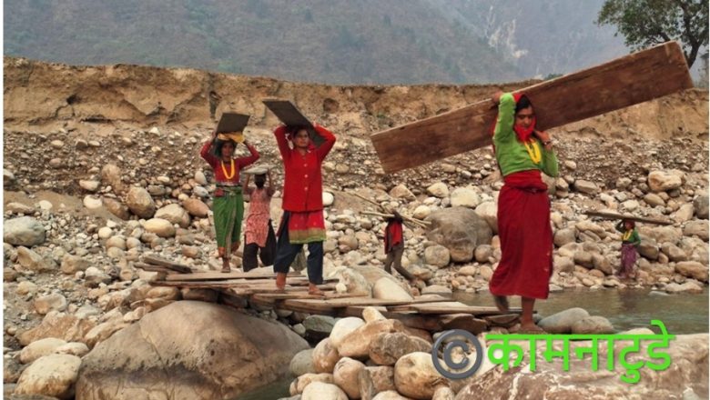 बझाङमा ठेकेदारको मृत्यु पछि पुल अलपत्र, स्थानीयलाई सास्ती हुँंदा आफै काठेपुलमा जुटे