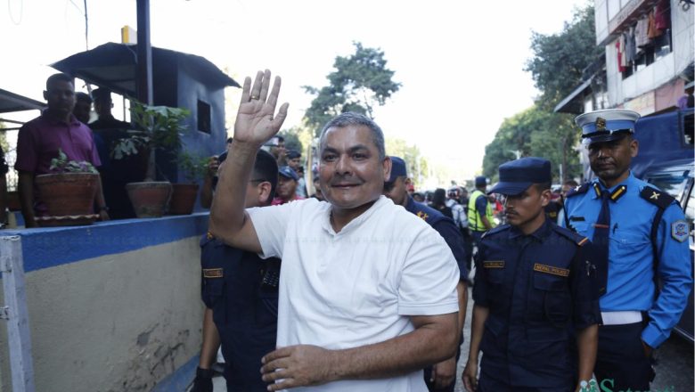 साइबर अपराधको आरोपमा दुर्गा प्रसाईं पक्राउ