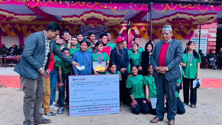 वडा अध्यक्ष सिंहद्वारा राष्ट्रपति रनिङ्गशिल्ड विजेता विद्यालयलाई नगद पुरस्कार