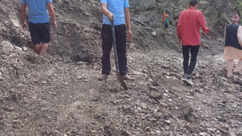 बझाङको तमैल बजार नजिकै जयपृथ्वी राजमार्ग अवरुद्ध