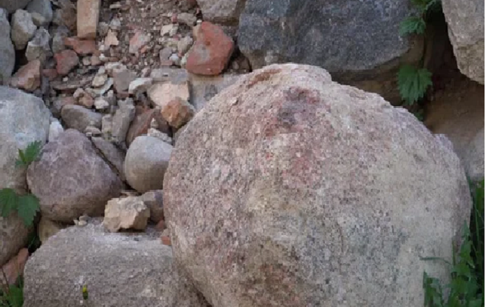 बझाङमा ढुंगा संकलन गर्ने क्रममा माथिबाट खसेको ढुंगा लाग्दा महिला घाईते