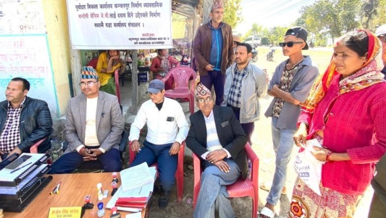 कञ्चनपुरमा एकजना वडाध्यक्ष सडकमा बसेर सेवा प्रवाह गर्दै, सडक कालोपत्रको माग