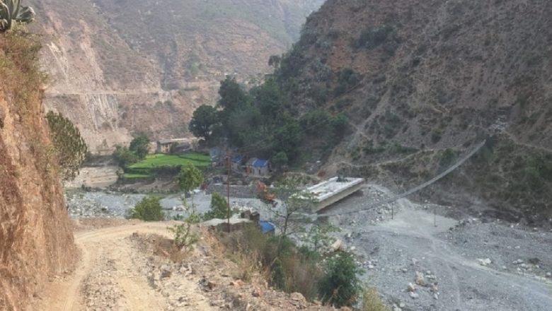 बझाङमा डेढ वर्षभित्र बन्नुपर्ने सडक र पुल ६ वर्षसम्म अधुरै, ठेकदार सम्पर्कविहीन