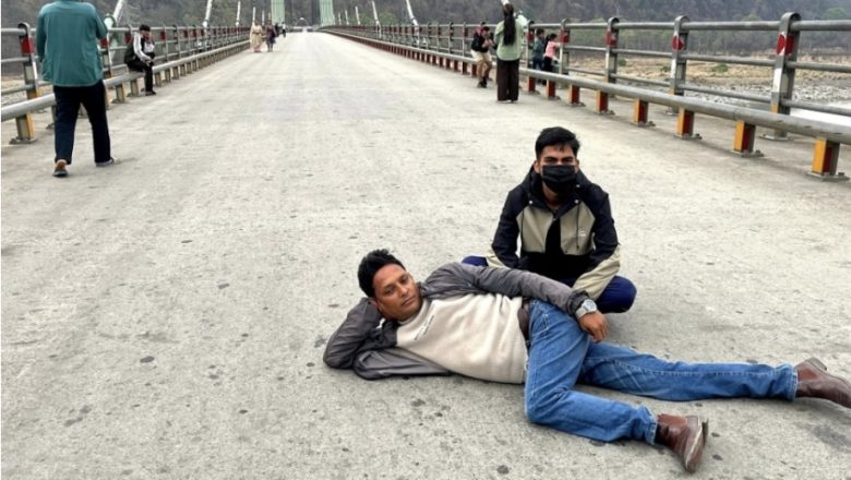 चिसापानी–कुइने सडक निर्माणको मागमा युवकको पुलमाथि अनशन