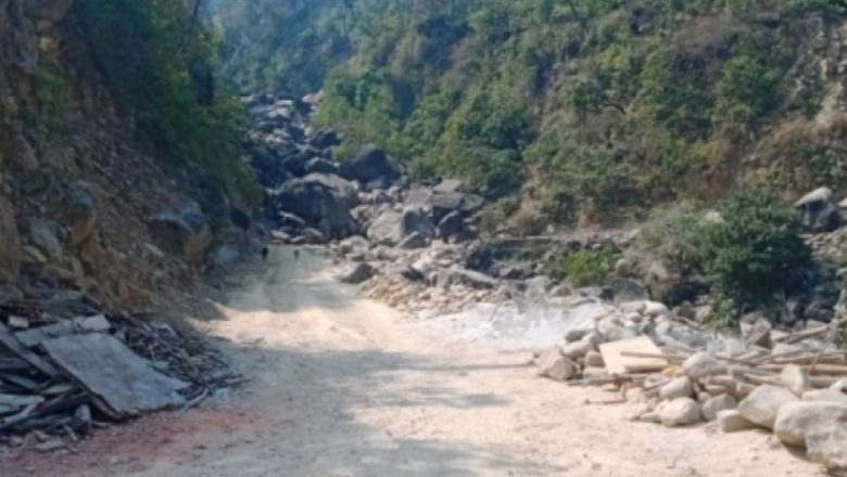 चिसापानी मोहन्याल सडक स्तरोन्नति गरिँदै