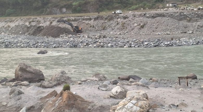 दार्चुलाको नेपाली भूमिमा भारतले धमाधम तटबन्ध निर्माण, स्थानीय आक्रोशित