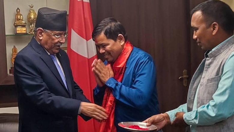 नागरिक उन्मुक्तिका जिल्ला अध्यक्ष माओवादी प्रवेश, प्रचण्डले लगाए टिका