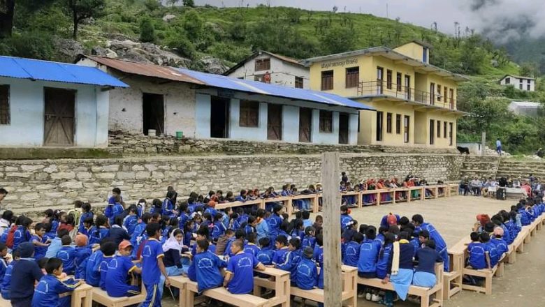 सुर्मा आधारभूत विद्यालयलाई जलजला–सेरीनिशान बासुधारा सामुदायिक वनबाट ५० थान कुर्सी हस्तान्तरण