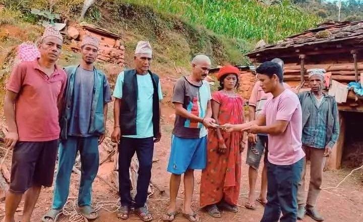 छोरी गुमाएका धामीलाई नेपाल कम्युनिष्ट पार्टी (विप्लव) टोल कमिटीद्वारा आर्थिक सहायता