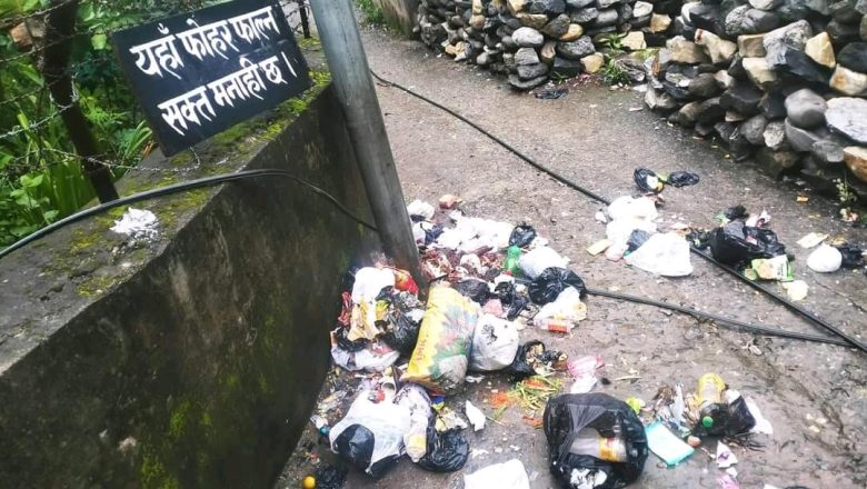 दार्चुलामा मन्दिर गेटमै फोहोरको थुप्रो, सभ्यतालाई गिज्याउने दृश्य