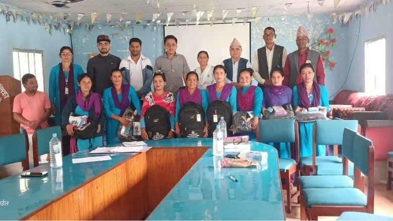 स्वास्थ्य शाखाद्वारा नर्सिङ कर्मचारीलाई स्वास्थ्य सामाग्री वितरण