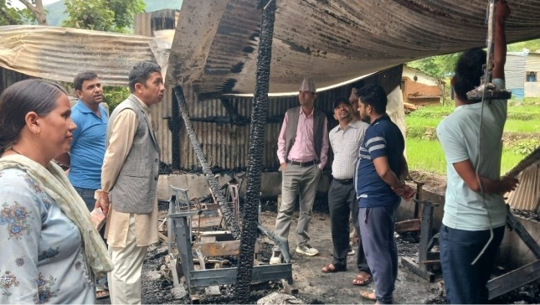 आगलागीबाट पूर्ण रूपमा नष्ट भएको हुनैनाथ गार्मेन्ट उद्योगको केदारस्यूँ गाउँपालिकाको टोलीद्वारा स्थलगत निरीक्षण