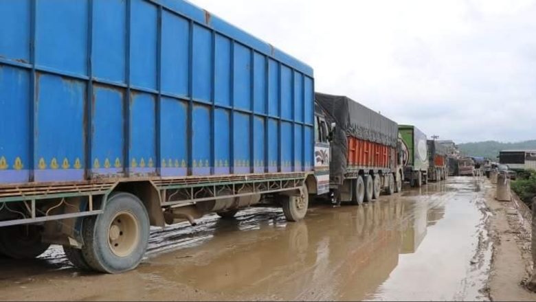 एक वर्षमा दाउन्ने सडक ६३ पटक अवरुद्ध, साउन मसान्तभित्र निर्माण सम्पन्न गर्ने लक्ष्य